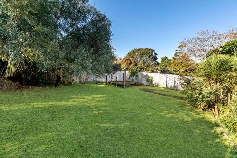 Photo of property in 16 Autumn Avenue, Glen Eden, Auckland, 0602