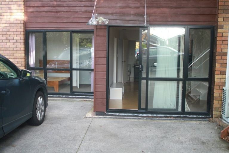 Photo of property in 2/26 Unsworth Drive, Unsworth Heights, Auckland, 0632