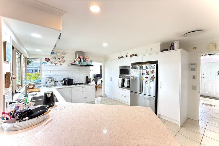 Photo of property in 40 Thornbury Crescent, East Tamaki Heights, Auckland, 2016