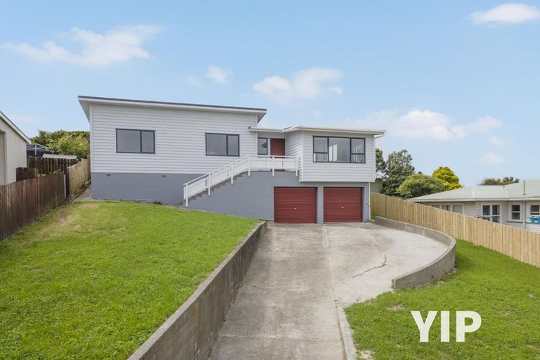 Photo of property in 4 Chapman Street, Newlands, Wellington, 6037