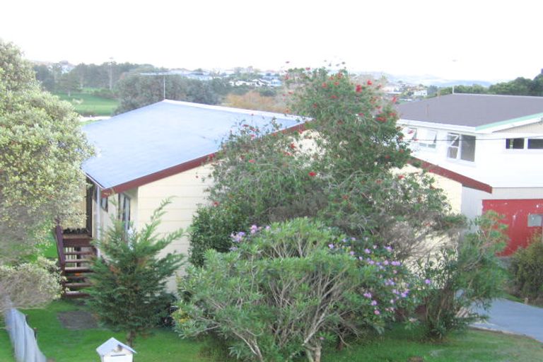 Photo of property in 84 Whangaparaoa Road, Red Beach, 0932