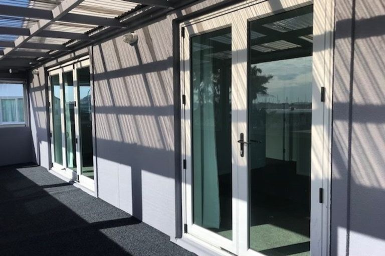 Photo of property in 11m Clearwater Cove, West Harbour, Auckland, 0618