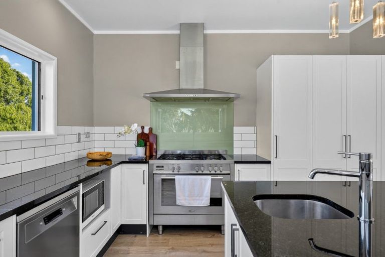 Photo of property in 873 Waitakere Road, Kumeu, 0891