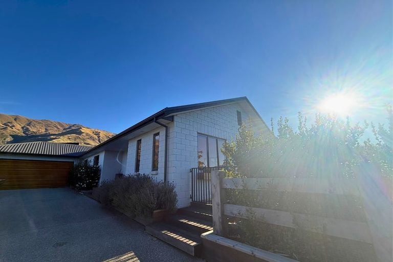 Photo of property in 10 Mcfarlane Terrace, Wanaka, 9305