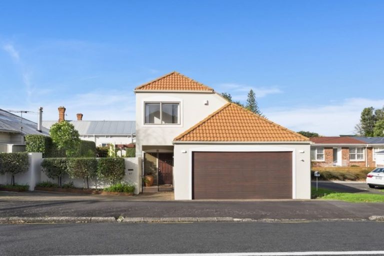 Photo of property in 2/64 Onewa Road, Northcote, Auckland, 0627