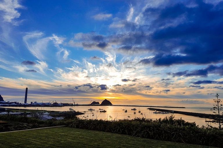 Photo of property in 38 Birdwood Avenue, Moturoa, New Plymouth, 4310