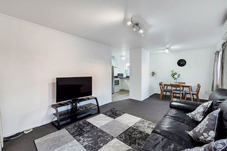 Photo of property in 1/130 Bruce Mclaren Road, Henderson, Auckland, 0612