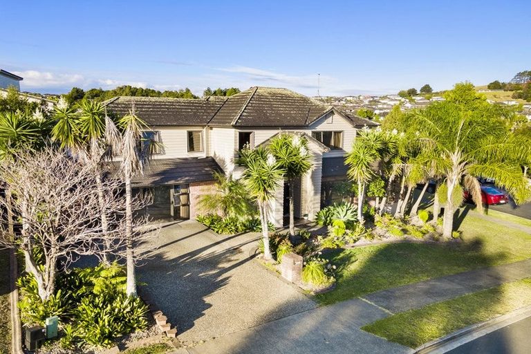 Photo of property in 1 Seresin Crescent, Flat Bush, Auckland, 2016