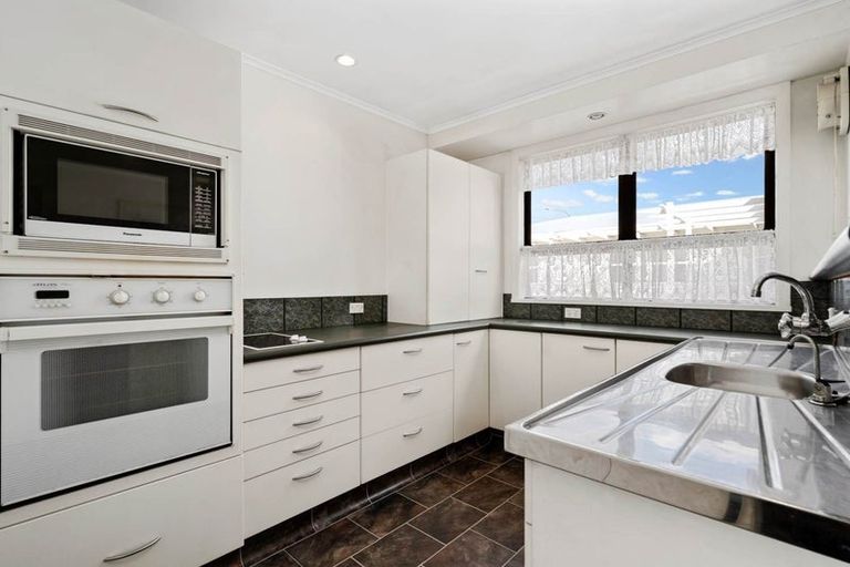 Photo of property in 130 Forrest Hill Road, Forrest Hill, Auckland, 0620