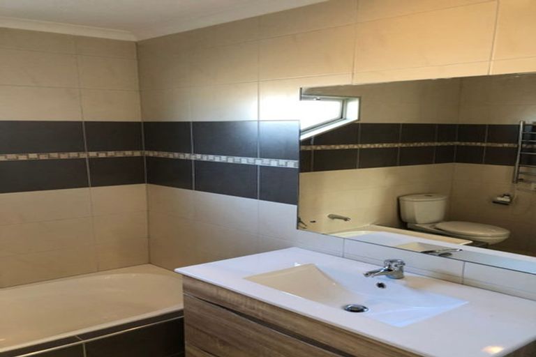 Photo of property in 5 Bezar Place, Flat Bush, Auckland, 2016