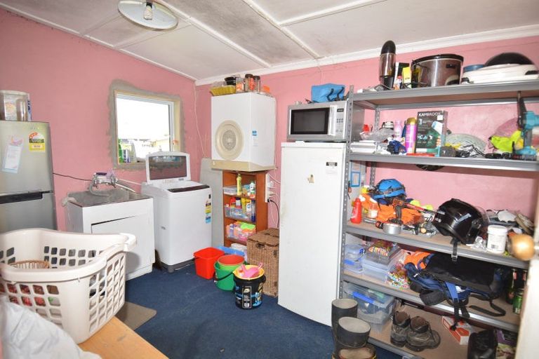 Photo of property in 252 Marine Parade, Bluff, 9814