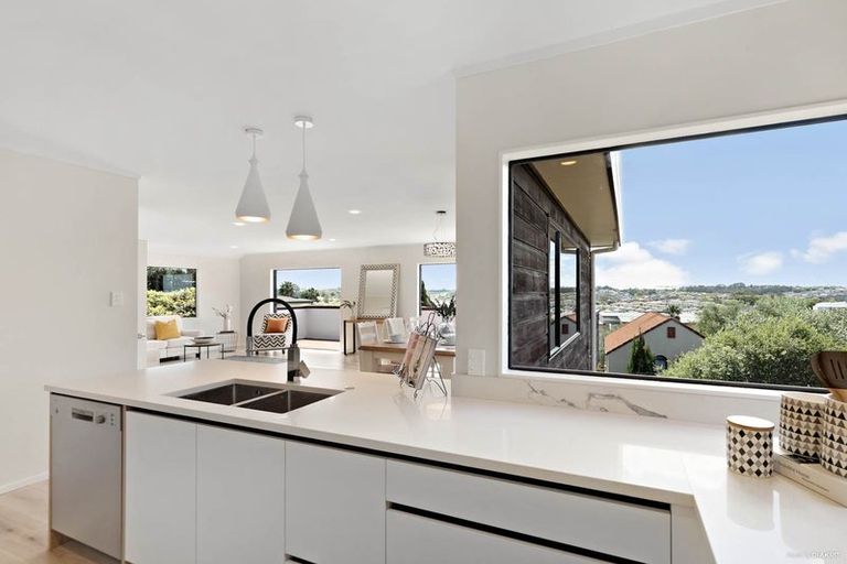 Photo of property in 7 Spencer Road, Oteha, Auckland, 0632