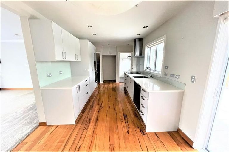 Photo of property in 17 Crompton Road, Massey, Auckland, 0614