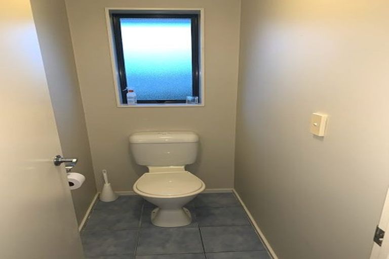 Photo of property in 24 Piper Place, Goodwood Heights, Auckland, 2105