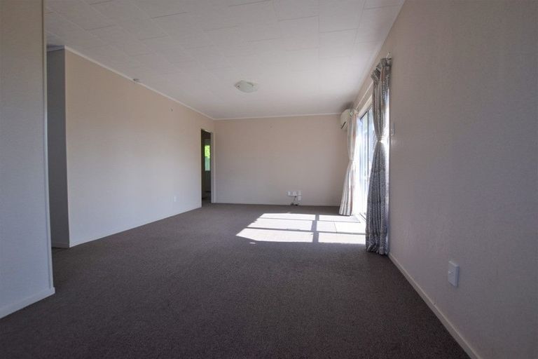 Photo of property in 11 Mile Place, Henderson, Auckland, 0612