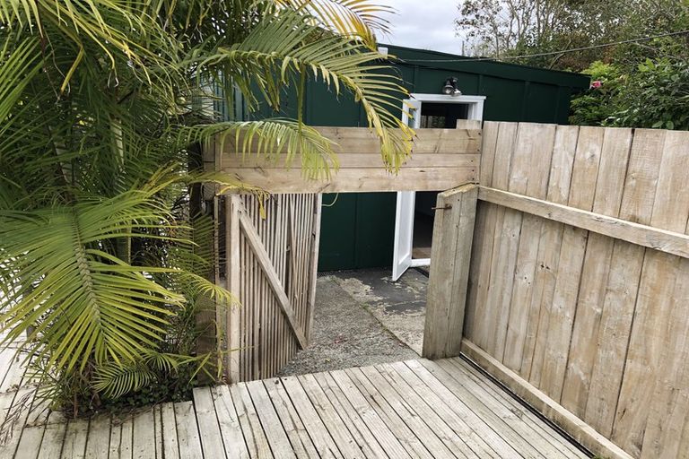 Photo of property in 44 Sylvan Avenue, Northcote, Auckland, 0627