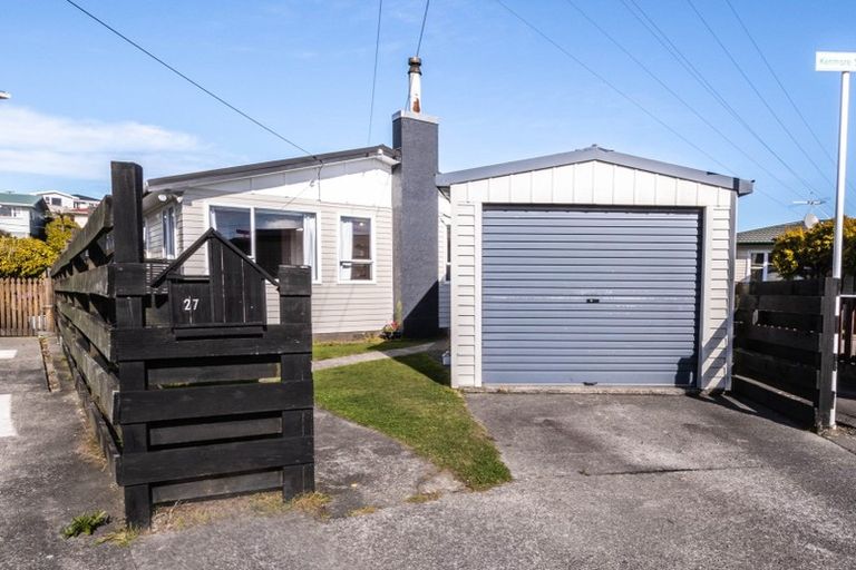 Photo of property in 27 Brooker Grove, Newlands, Wellington, 6037