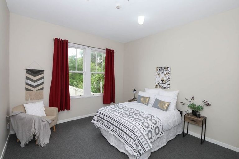 Photo of property in 70 Kelburn Parade, Kelburn, Wellington, 6012