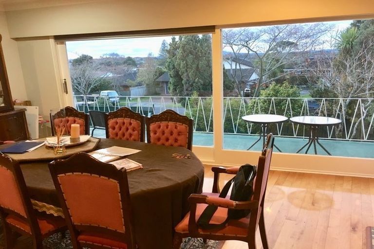 Photo of property in 11 Downsview Road, Pakuranga Heights, Auckland, 2010