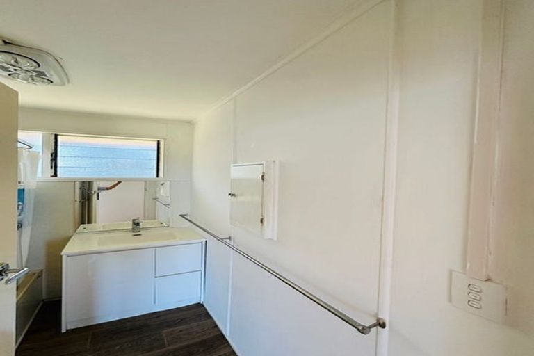Photo of property in 156 Sunset Road, Unsworth Heights, Auckland, 0632