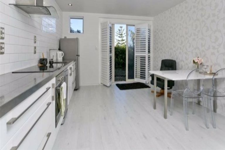 Photo of property in 33 Forrest Hill Road, Milford, Auckland, 0620