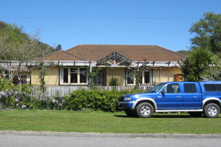 Photo of property in 34 Broadway, Picton, 7220