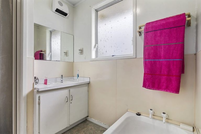 Photo of property in 17 Roick Parade, Glen Eden, Auckland, 0602