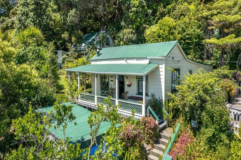 Photo of property in 80 Oxford Terrace, Coromandel, 3506