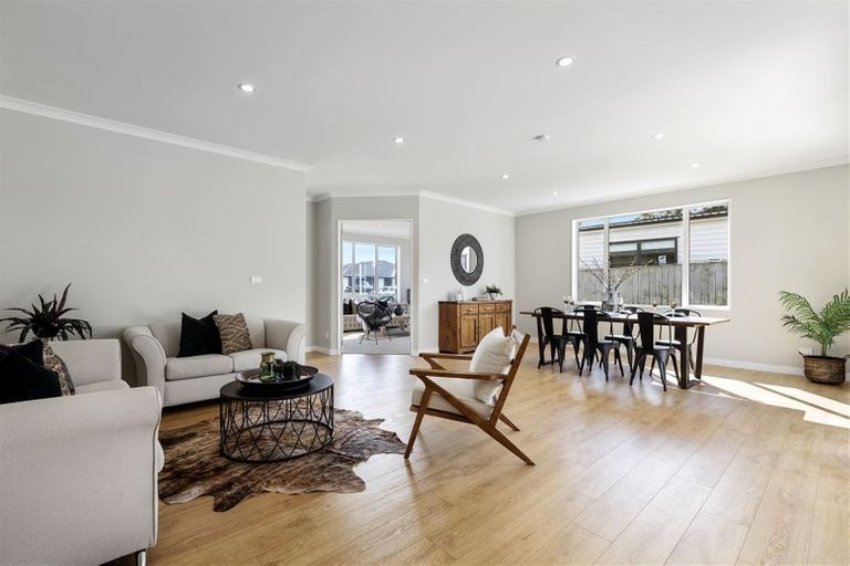 Photo of property in 6 Coote Way, Kumeu, 0810