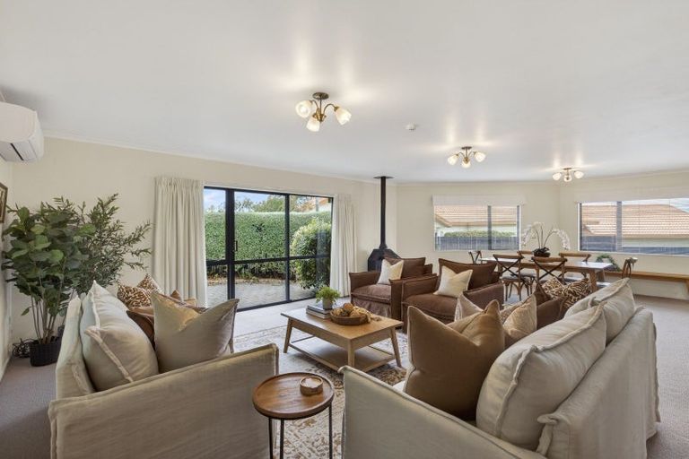 Photo of property in 15 Sandel Rise, Merrilands, New Plymouth, 4312