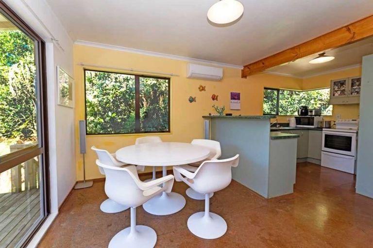 Photo of property in 789a Scenic Drive, Henderson Valley, Auckland, 0612