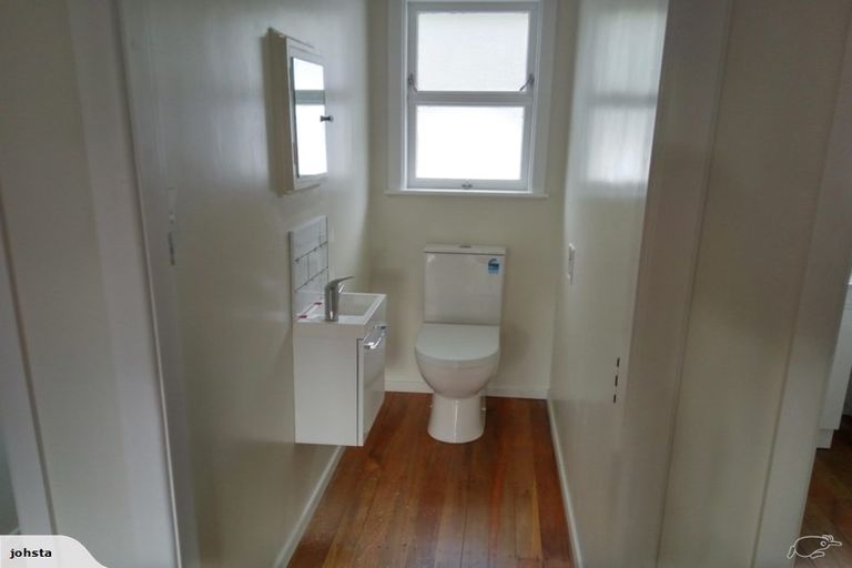 Photo of property in 17 Thurleigh Grove, Karori, Wellington, 6012