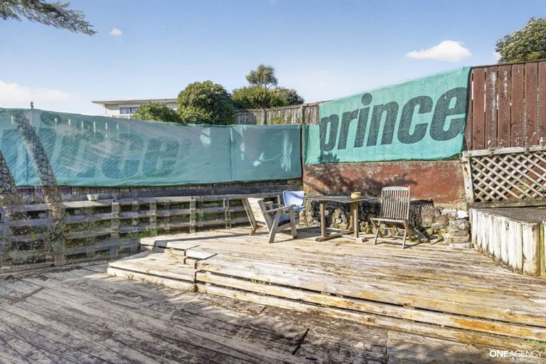 Photo of property in 129 Gloaming Hill, Titahi Bay, Porirua, 5022