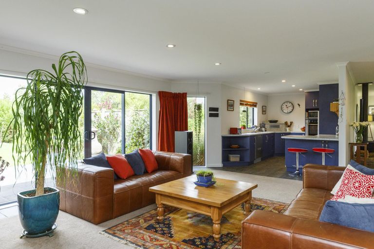 Photo of property in 57 Waicola Drive, Fitzherbert, Palmerston North, 4471