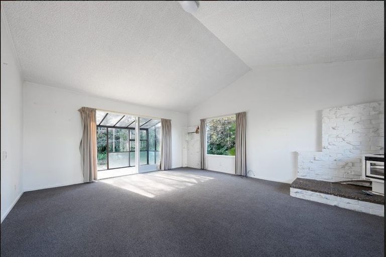 Photo of property in 24 Robert Burke Place, Henderson, Auckland, 0612