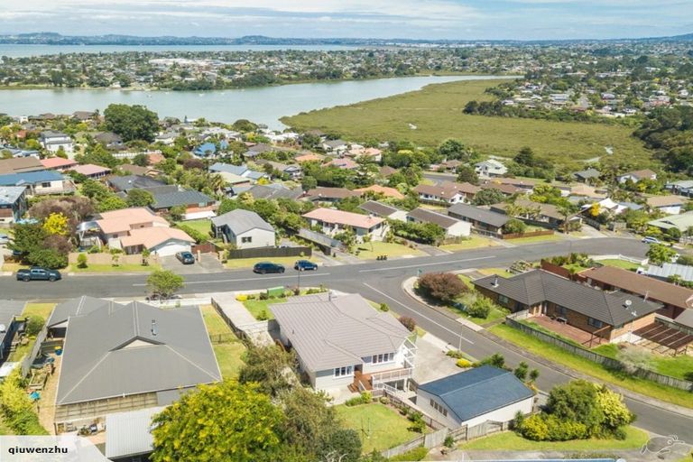 Photo of property in 1 Rubens Lane, West Harbour, Auckland, 0618