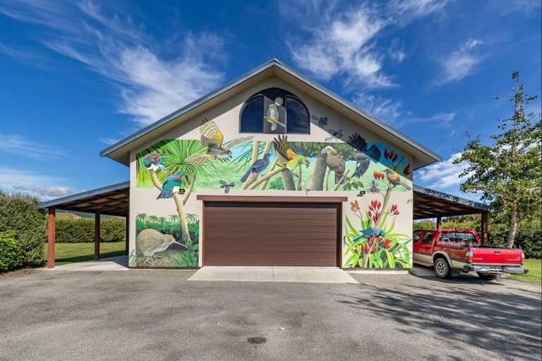 Photo of property in 100 Waihou Road, Levin, 5571