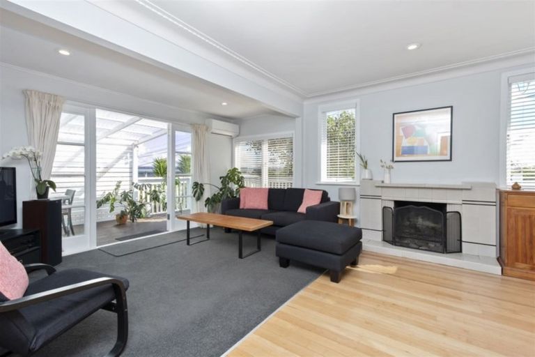 Photo of property in 24 Sylvan Crescent, Te Atatu South, Auckland, 0610