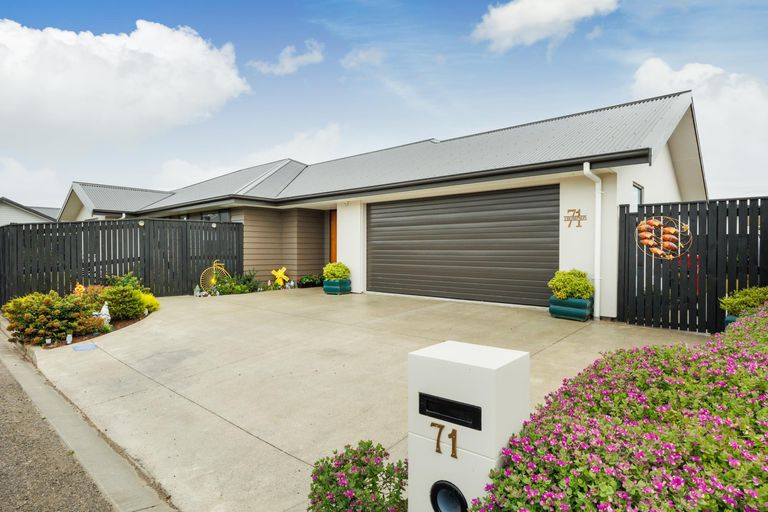 Photo of property in 71 Johnstone Drive, Fitzherbert, Palmerston North, 4410