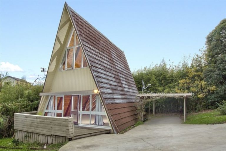 Photo of property in 24 Cornwall Street, Te Atatu South, Auckland, 0610