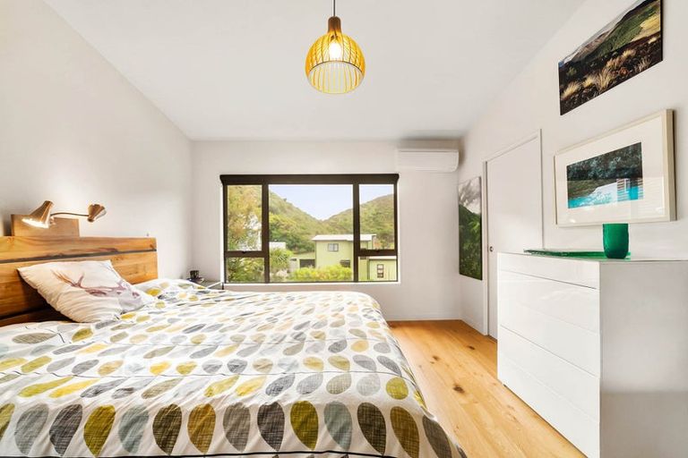 Photo of property in 15 Rarangi Way, Owhiro Bay, Wellington, 6023