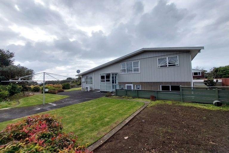 Photo of property in 2 Onslow Place, Merrilands, New Plymouth, 4312