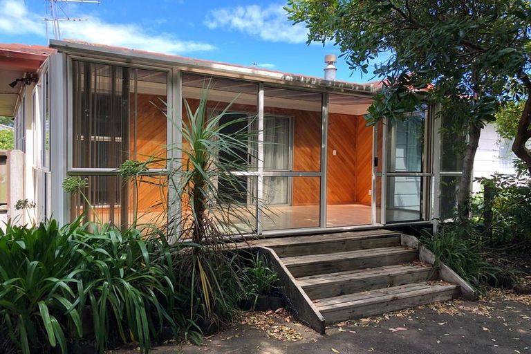 Photo of property in 30 Darren Crescent, Half Moon Bay, Auckland, 2012