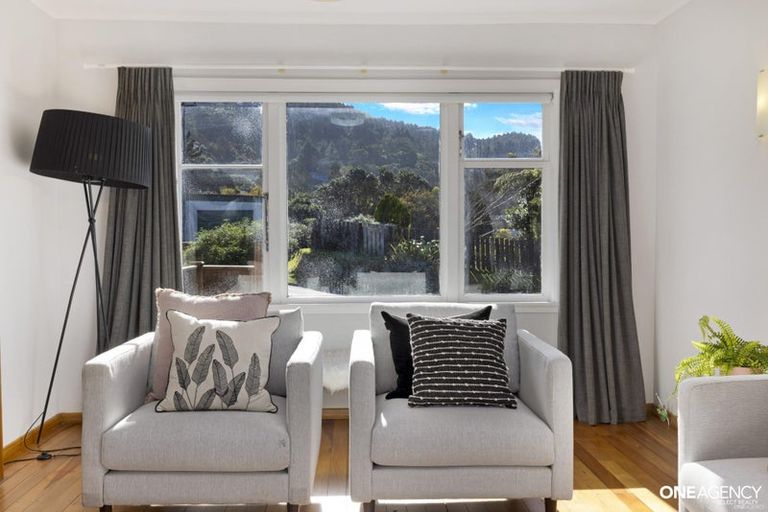 Photo of property in 9 Woodstock Terrace, Tawa, Wellington, 5028