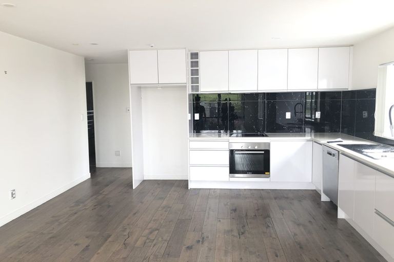 Photo of property in 16 Peony Mews, Oteha, Auckland, 0632