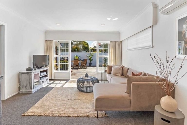 Photo of property in 69 Ravenwood Drive, Forrest Hill, Auckland, 0620