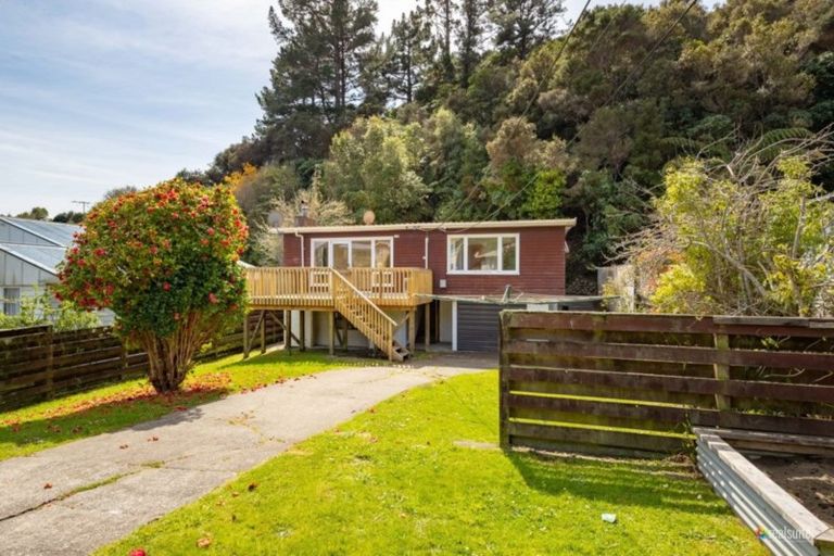 Photo of property in 15 James Grove, Stokes Valley, Lower Hutt, 5019