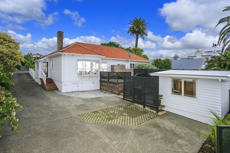 Photo of property in 1/91 Queen Street, Northcote Point, Auckland, 0627