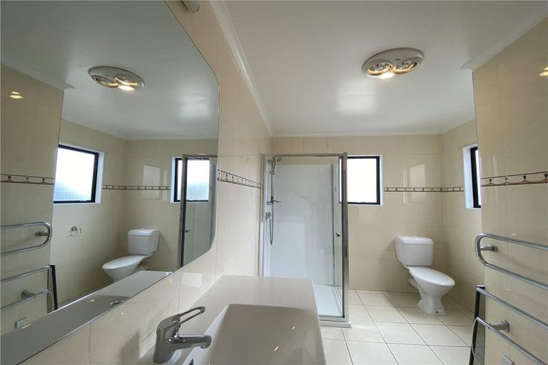 Photo of property in 439 Old Te Atatu Road, Te Atatu Peninsula, Auckland, 0610