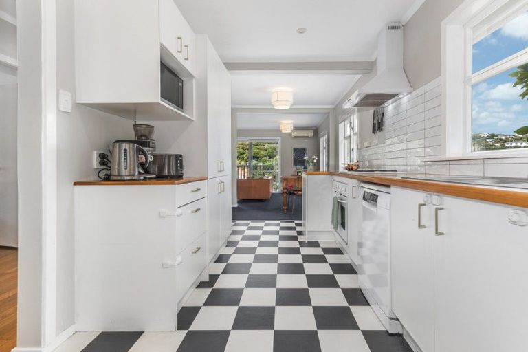 Photo of property in 31 Airlie Road, Plimmerton, Porirua, 5026